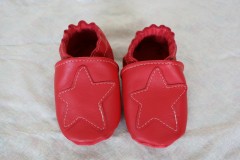 Chaussons souples à étoiles en cuir rouge cerise