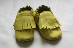 Chaussons souples à franges en cuir jaune citron