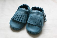 Chaussons souples à franges en cuir bleu jean