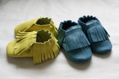 Chaussons souples à franges en cuir, du jaune, du bleu