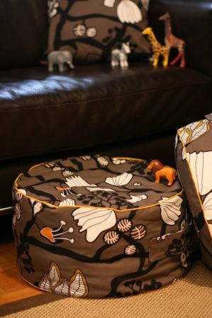 Les poufs du salon