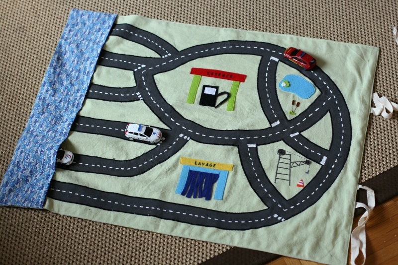 Tapis circuit et véhicules