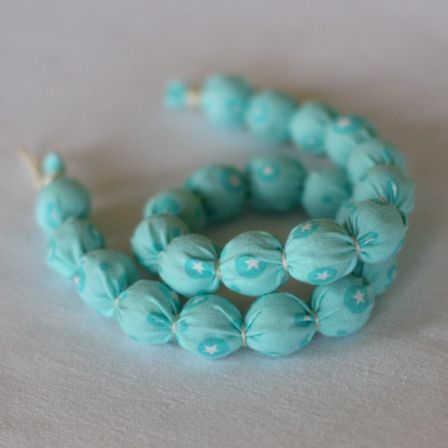 Collier boules à étoiles bleues, janv. 2013 Collier boules à étoiles bleues